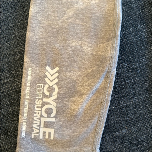 Vuori Women's Gray Camouflage Leggings - Picture 5 of 9